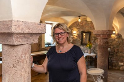 Kathrin Leberecht in ihrem Kulturgewölbe Kalé in Niedersteinbach. In den kommenden Wochen heißt sie Gäste zu Veranstaltungen ganz unterschiedlicher Art willkommen. 