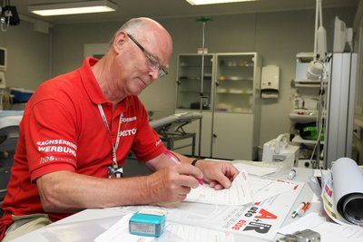 Rennarzt Jörg-Uwe Fischer vor 15 Jahren an seinem Arbeitsplatz am Sachsenring.