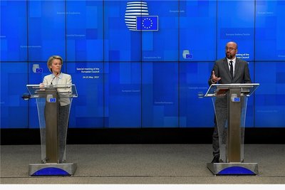 Es gab auch gute Nachrichten: Ursula von der Leyen (l), Präsidentin der Europäischen Kommission, und Charles Michel, Präsident des Europäischen Rates, sprechen bei einer Medienkonferenz während des EU-Gipfels in Brüssel.