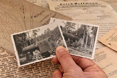 Die wohl einzigen historischen Fotos von der Anlage bei Berbersdorf zeigen einen von insgesamt sieben Lok-Kesseln, die nach dem Krieg demontiert wurden.