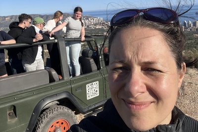 Nicole Lerchenberger (r.) plante die Spanienreise und unter anderem auch eine gemeinsame Jeep-Tour durch Benidorm.