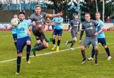Danny Gottschalk (Marienberg) und Marcel Richter (Rapid) im Kampf um den Ball. Am Ende verloren die Chemnitzer mit 1:3. 
