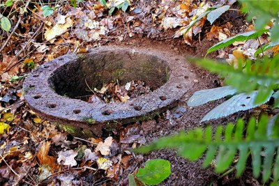 Ein Einfüllstutzen der früheren Rückstandsbehälter konnte bei Recherchen vor Ort freigelegt werden.