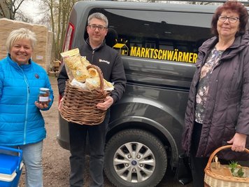 Anke Szilagyi (l.) und Volker Solbrig gehören zu den Anbietern. Brigitte Gallmann (r.) ist Stammkundin der "Marktschwärmer". 