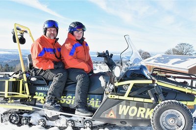 Jörg und Anna-Magdalena Neidhardt von der Bergwacht Schöneck nutzten die leere Piste unterm Sessellift für Fahrstunden mit dem Motorschlitten.