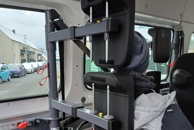 Ein neuer Bus, mit dem es zu den zahlreichen Unternehmungen geht, ist der Anfang. Das Fahrzeug bekommt nun dank einer Spende auch noch ein Rückhaltesystem, mit dessen Hilfe der Kopf von Menschen gestützt wird, die im Rollstuhl sitzen.
