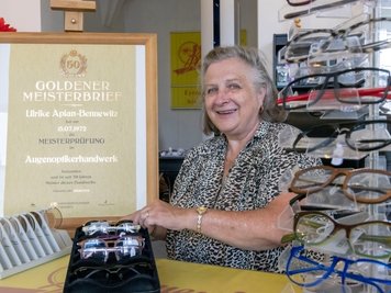 Ulrike Apian-Bennewitz blickt auf 50 Jahre als Augenoptikermeisterin zurück. 