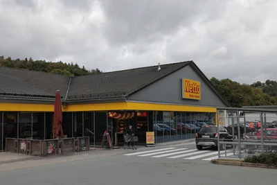 Etwa sechs Wochen lang war der Netto-Markt am unteren Bahnhof geschlossen. Seit Dienstag steht er mit Neuerungen wieder offen. Das gilt auch für den Außenbereich.