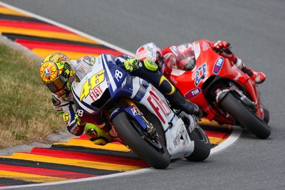 Im Rennen hielt Valentino Rossi (Nr. 46) durch und wurde am Ende Vierter.