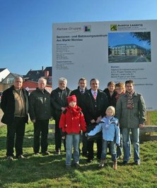 
              <p class="artikelinhalt">Dass auf der Freifläche am Brühl ein Pflegeheim entsteht, davon kündet seit Montag ein Bauschild. Zu dessen Aufstellung war das Familienunternehmen Rehse angereist und Vertreter der Stadt dabei. </p>
            