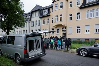 Auch ein Geldspürhund kam bei den Hausdurchsuchungen zum Einsatz.