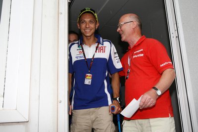 Valentino Rossi und Rennarzt Jörg-Uwe-Fischer kommen aus dem Medical Centre. Beide verbindet seit dieser Zeit eine besondere Beziehung.