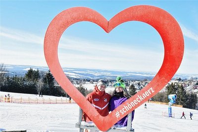 Die Herzen von Alina (links) und Theres schlagen fürs Skifahren.