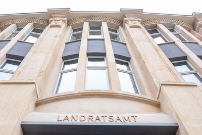 Aus dem Landratsamt wird über neue Fördermöglichkeiten informiert.