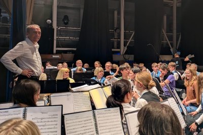 Dirigent Thomas Conrad (l.) erhofft sich von der Reise ein noch besseres Miteinander zwischen den Musikern.