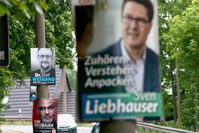 Wahlplakate der drei Landratskandidaten an der B 173 in Oberschöna. 