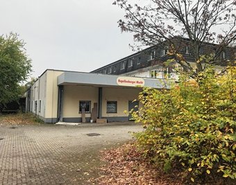 Blick auf den Komplex an der Neefestraße. Der Flachbau, in dem ein Supermarkt war, soll abgerissen und durch einen Neubau ersetzt, das benachbarte dreigeschossige Haus saniert werden. 