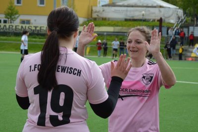 1. FC Rodewisch: Marie Hagen (rechts) und Laura Seifert klatschen sich ab.
