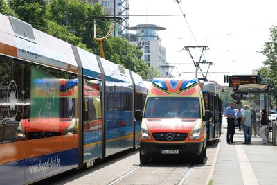 Fast zeitgleich erfassen zwei Trams am Dienstag zwei Personen an derselben Haltestelle in Chemnitz.