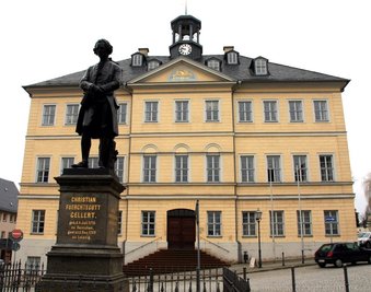 Die Urkunde zur Vergabe des Titels einer Großen Kreisstadt ist am Dienstag per Post im Hainichener Rathaus eingetroffen, unterschrieben von Sachsens Innenminister Roland Wöller (CDU). 