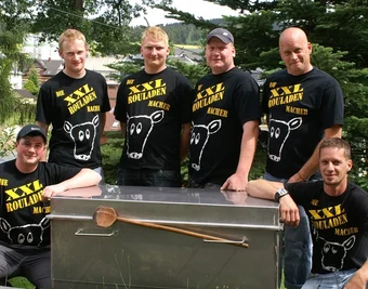 
              <p class="artikelinhalt">Wollen mit ihrer Riesen-Roulade ins Guinness-Buch der Rekorde: Christian Rauner, David Günther, Fabrice Weidlich, Karsten Weede und die Brüder Andreas und Michael Schaarschmidt (von links) vom Wernesgrüner Männerkochklub.</p>
            
