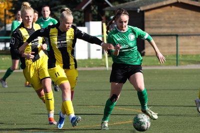 Traf für Merkur Oelsnitz am meisten: Kristin Steinel (rechts) im Duell mit Jette Merkel (FC Thüringen Weida).