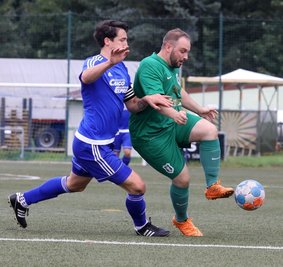 Der zweifache Mülsener Torschütze Steve Müller (rechts) behauptet den Ball gegen den Waldenburger Kapitän Marc Gerdemann. 
