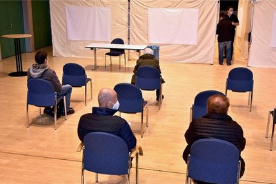 Seit Montag und vorerst bis Ende Januar ist in der Musikhalle Markneukirchen ein Impfzentrum. 