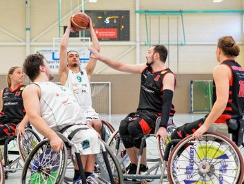Maximilian Chagger lässt sich auch von Sebastian Gillsch nicht am Wurf hindern und war mit 21 Punkten bester Zwickauer Werfer. Neben ihm punkteten nur zwei weitere RB-Spieler zweistellig. 