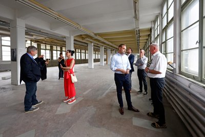 In den riesigen Maschinensälen der Tauscherfabrik erläuterte Reinhardt Lindner (r.) seinen Gästen die Herausforderungen bei der Sanierung.