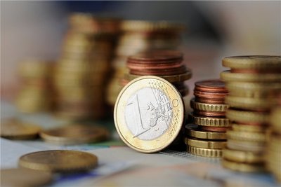 Die Sanierung der Theumaer Straße in Bergen kostet die Gemeinde immer wieder Geld. Vor fünf Jahren wurden die Bankette für 17.000 Euro hergerichtet. Jetzt will die Gemeinde die Straße an den Vogtlandkreis abgeben. 