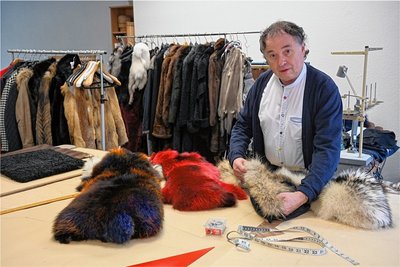 Charles Ahlefeld in der Werkstatt im Obergeschoss des Geschäftes in der Chemnitzer Schmidt-Bank-Passage. Hier werden die Felle mit einer speziellen Nähmaschine zusammengesetzt und abgefüttert. Neben Kleidungsstücken entstehen unter anderem auch Decken. 