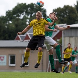 Mit Köpfchen: Die BSC-Kicker um Rick Römmler (l., hier gegen Lichtenbergs Michael Nickel) gewannen das Finale des 1. Sommer-Cups verdient mit 2:0.
