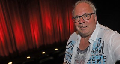 Der Magie des Kinos erlegen: Thomas Erler, Betriebsleiter des Kinopolis Freiberg, im Saal 1 des Lichtspielhauses. 