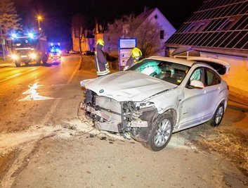 Am Samstag kollidierte dieser BMW mit einem Lichtmast und einem Baum. 