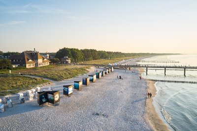 Baden und Gucken: Am Zingster Strand werden Fotos des jährlich stattfindenden Umweltfotofestivals ausgestellt.