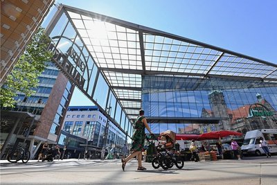 Transparenz und Hightech-Attitüde: Helmut Jahns Kaufhof verkörpert eine zeitgemäße Architektur und passt zum Charakter der Stadt. Das gilt nicht für alle Bauten in der neuen City.