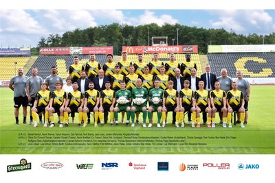 Der VFC Plauen in der Saison 2024/25. Hinten von links: Daniel Heinrich, Kevin Werner, Yanick Abayomi, Can Tanriver, Andi Brahaj, Jasin Jusic, Johann Martynets, Kingsley Akindele. Mitte von links: Oliver Dix (Torwart-Trainer), Karsten Oswald (Trainer), Kevin Brettfeld (Co-Trainer), Petra Dick (Vorstand), Thomas Fritzlar (Vorstandsvorsitzender), Gunter Reiher (Aufsichtsrat), Charlie Spranger (mittlerweile zum VfB Auerbach ausgeliehen), Tom Fischer, Max Hertel, Eric Träger, Wolfgang Stark (Aufsichtsratsvorsitzender), Lennart Schorch (Vorstand), Eric Holtschke (Vorstand), Thomas Sesselmann (Mannschaftsleiter), Thomas Popp (Sportlicher Leiter). Vorn von links: Louis Glaser, Luis Schulz, Tommy Barth, Kyriakos Andreopoulos, Kevin Walther, Fritz Böttcher, Jakob Pieles, Simon Schulze, Max Winter, Tim Limmer, Luis Werrmann, Lucas Will, Alexander Morosow.