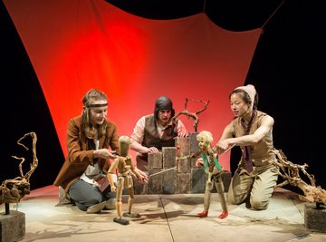 Die Puppenspieler Sophie Bartels (von links), Arne van Dorsten und Kotti Yun spielen im Figurentheater Chemnitz die "Odyssee" von Homer nach, dazu benutzen sie unterschiedliche Puppen und wechseln vielfach die Perspektive. Im Vordergrund: Odysseus und Kirke.