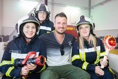 Ramona Hubrig, Sven Friedrich und Tina Staron (v.l.) sind in Feuerwehrmontour angerückt, um DJ Ric von Stereoact auflegen zu sehen.
