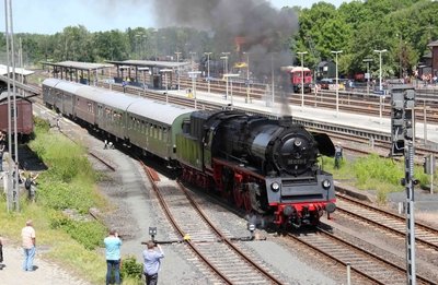 2019 zog die Glauchauer Dampflok 35 1097 den VSE-Museumszug anlässlich der Pfingstdampftage von Neuenmarkt-Wirsberg nach Marktschorgast. Nun kommt diese Lok bei der VSE-Osterfahrt zum Einsatz.