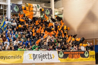 Ein orange-schwarzes Fahnenmeer: Die Fans von Debütant SV Linda sorgten für ordentlich Stimmung in der Halle.