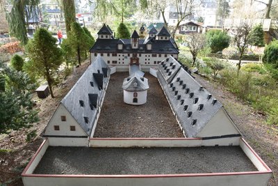 Das Modell der Augustusburg zum Saisonfinale 2023 im Klein-Erzgebirge Oederan, von der Wirtschaftsseite aus gesehen.