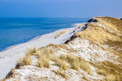Die 13 Meter hohe Düne im Nationalpark krönt das größte Weißdünenfeld an der deutschen Ostseeküste.