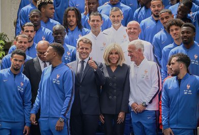 Der französische Präsident Emmanuel Macron und seine Frau Brigitte Macron verabschiedeten die Équipe Tricolore vor dem Abflug in die USA. (Archivbild)