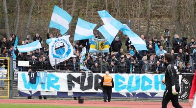 Fans des Chemnitzer FC zeigten das Tansparent "Wir für Euch" mit zwei Trikots des gesperrten Spielers Daniel Frahn.