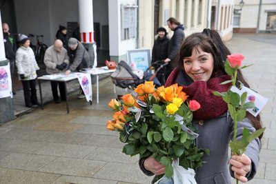 Julia Stein verteilte am Samstag auf dem Glauchauer Markt Rosen an Passantinnen. 