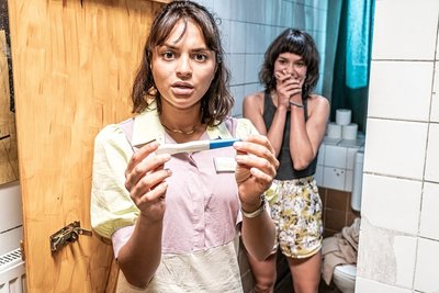 Johanna Franke (rechts) stellt Kim dar, die sich gemeinsam mit ihrer Partnerin Paula (Taneshia Abt) ein Kind wünscht - eine Szene aus Staffel eins der Serie "Zwei Minuten".