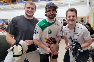 Beim Hobby-Horse-Turnier in Eibenstock dabei: Jan, Sean und Nils (von links) hatten mit ihren Steckenpferden viel Spaß.