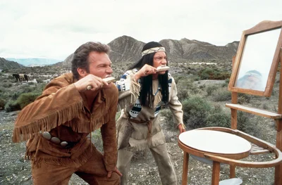 Ranger (Christian Tramitz, links) und Abahachi (Michael "Bully" Herbig) sind in einer Szene des Films "Der Schuh des Manitu" mit ihrer Freiluft-Morgentoilette beschäftigt. Die Komödie aus dem Jahr 2001 gilt als eine der wenigen deutschen Kinoproduktionen, die sich auch ohne Förderung gerechnet hätten.